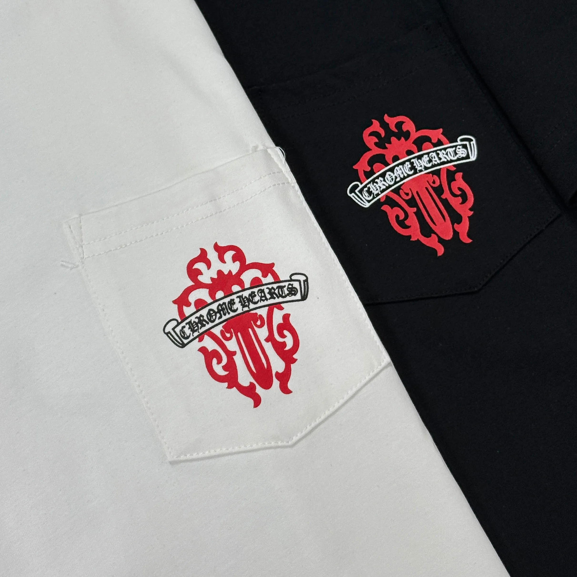 P170 Chrome Hearts 25 high-end versions. The fabric is made of 300 grams of high-density pure cotton. It does not deform or shrink. It has three labels. It is the same style for men and women. Technology: suede foaming + digital printing. Color: white, black. SIZE: S-XL.